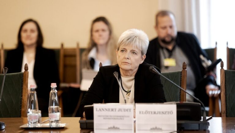 Oktatási miniszter: digitális tananyagokkal és kiadványokkal bővülhet a tankönyvkínálat