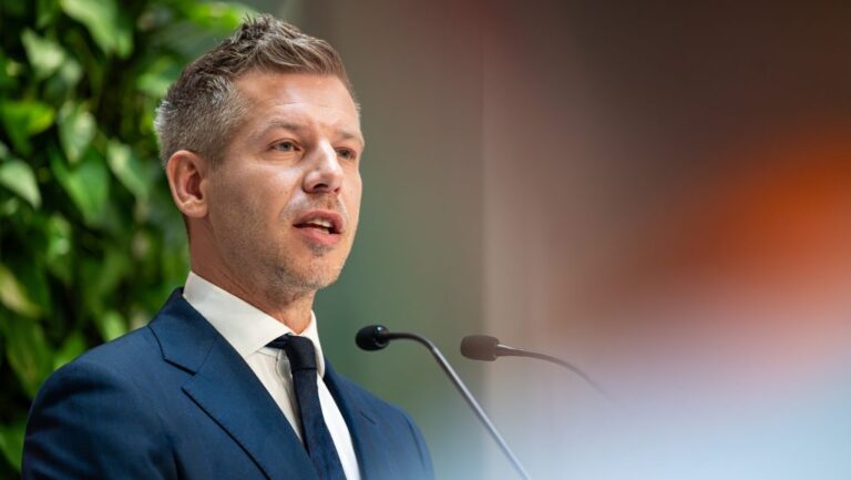 „Nem, Magyarország tisztelt miniszterelnöke!” – egy mondat miatt ment neki Magyar Péternek a szlovák külügyminiszter