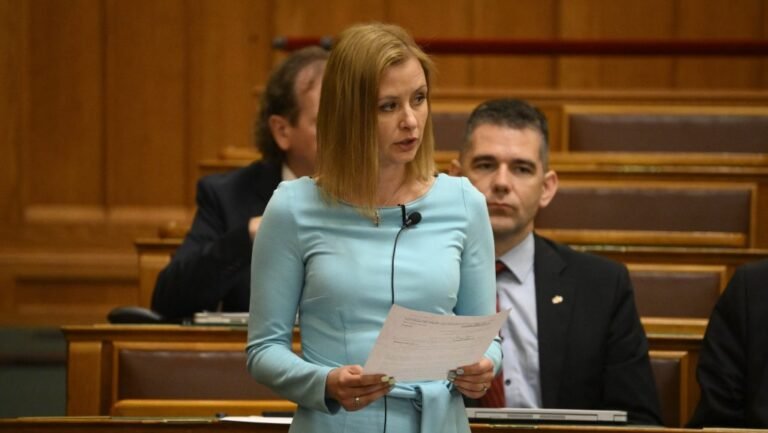 Dúró Dóra az arcuk kitakarása nélkül kitette Pride-on részt vevő autista gyerekek képét az oldalára, aztán törölte a fotót
