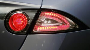 Július elejétől minden új autóban kötelező lesz ez a technológia