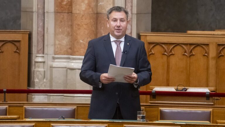 Három fideszes politikust is előállítottak az ügyészség nagyszabású akciójában