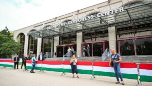 Orbán: Gazdasági és politikai káosz felé tart az ország