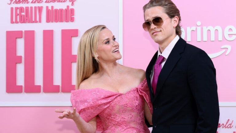 Első blikkre úgy tűnt, mintha volt férje kísérte volna a vörös szőnyegre Reese Witherspoont, pedig a 22 éves fia tartott vele