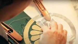Cikkcakkosra vágott körmökkel készül a legkülönlegesebb japán textil