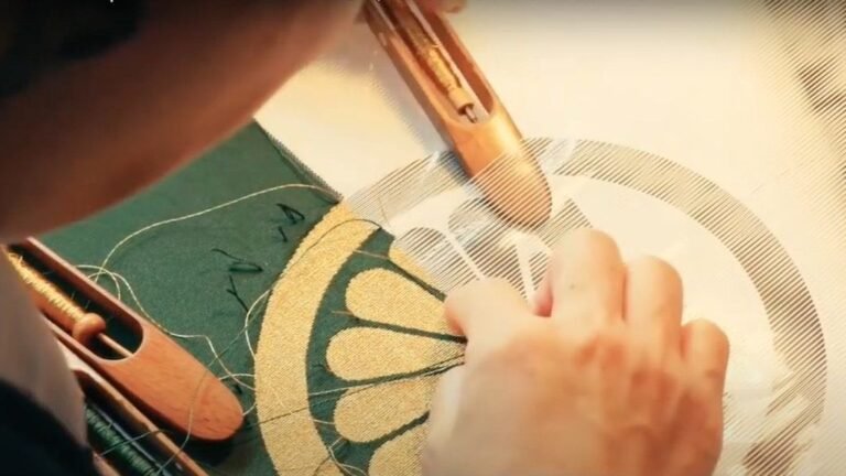 Cikkcakkosra vágott körmökkel készül a legkülönlegesebb japán textil