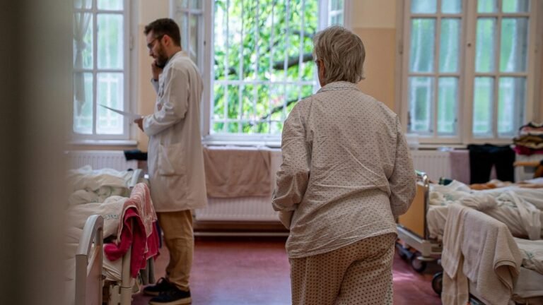 „Méltatlan körülmények között látjuk el a munkánkat, méltatlan körülmények között vannak a betegeink” – eltöltöttünk egy napot a János Kórház pszichiátriai osztályán