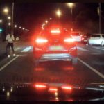 Nem fért át a kereszteződésen a furgonos, hatalmas ütközés lett belőle – videó