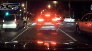 Nem fért át a kereszteződésen a furgonos, hatalmas ütközés lett belőle – videó