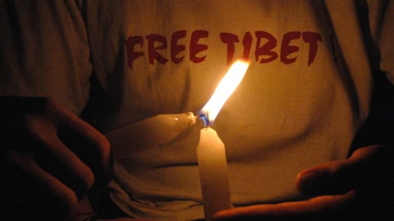 Felgyújtotta magát egy tibeti zászlót tartó férfi az ENSZ-székház előtt