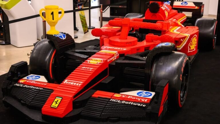 Mi történik, ha a világ leggyorsabb autóversenyzőit egy LEGO F1 autó volánja mögé ültetik?