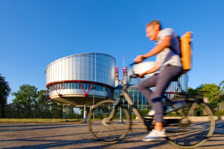 Kártérítésre kötelezték Strasbourgban a magyar államot, mert az ügyészség nem vizsgálta ki elég alaposan egy rendőri bántalmazás gyanúját