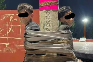 Motortolvajokat kötöz lámpaoszlopokhoz a mexikói duct tape-es Batman, macskabajszot is rajzol az arcukra