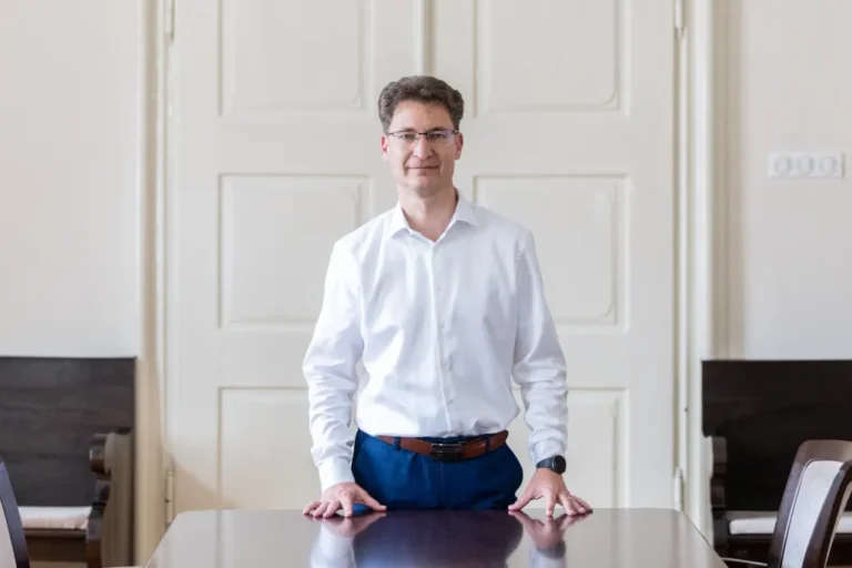 Cser-Palkovics András: Egy süllyedő hajóról lelépni nem feltétlenül szép dolog