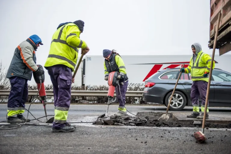Kátyús úton a Porsche is csak vánszorog
