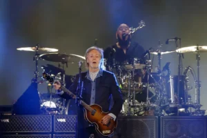 62 év után Taylor Swift esküvőjén játszotta el újra a Beatles egyik legnagyobb slágerét Paul McCartney
