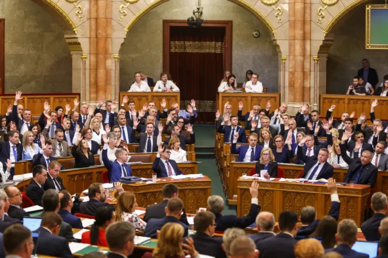 Tiszás újoncok a parlamentben: nem gombnyomogató embernek mentek oda, de a sok ülés próbára teszi őket