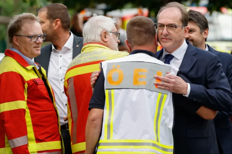 Ámokfutó tinédzser fiú juttatott kórházba két iskolás lányt egy bajorországi középiskolában