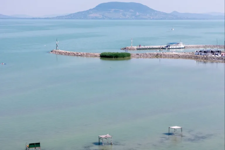Annyira nincs víz már a Balatonban sem, hogy rövidíteni kellett a Kékszalag vitorlásverseny útvonalát