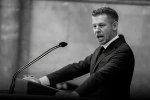 Orbán Viktor Magyar Péter fotójával eltemette a demokratikus Magyarországot