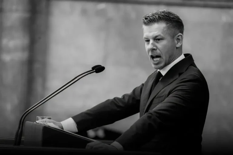 Orbán Viktor Magyar Péter fotójával eltemette a demokratikus Magyarországot
