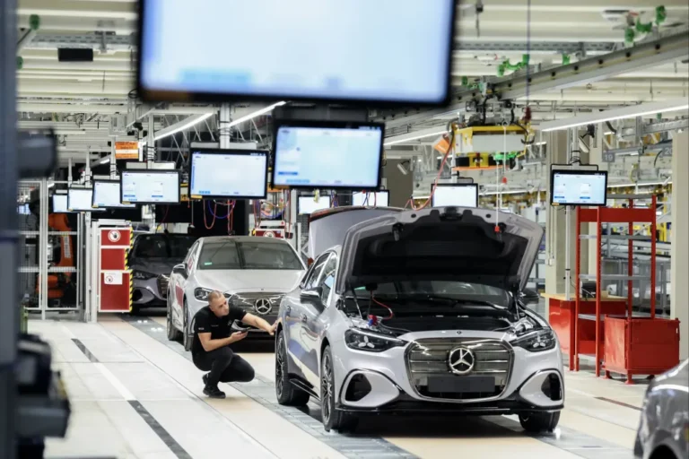 Négykarú octopus és tetőről lógó autók alatt jártuk be az új kecskeméti Mercedes-gyárat, ahonnan évente több tízezer autót exportálnak majd