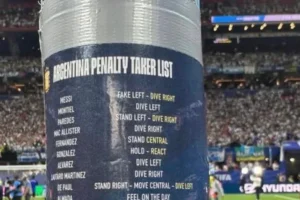 Az angol kapus kint hagyta a kulacsát, így az argentinok is megnézhették, merre vetődött volna a tizenegyeseknél