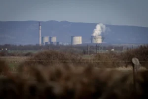 A fosszilis energia visszaszorításával csökkentene rezsit az EU, de puhítana egy ezt segítő rendszeren