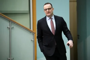 Béranya igénybevétele miatt kellett lemondania a német kormánypárt frakcióvezetőjének