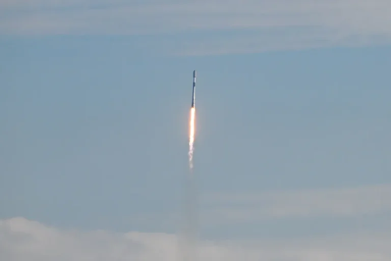 A Holdba csapódhat egy SpaceX Falcon 9 hordozórakéta levált felső része