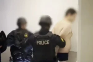60 ezer forintot, plusz két üveg vodkát rabolt fegyverrel a benzinkútról, pár óra múlva már alsónadrágban rángatták ki a lakása elé