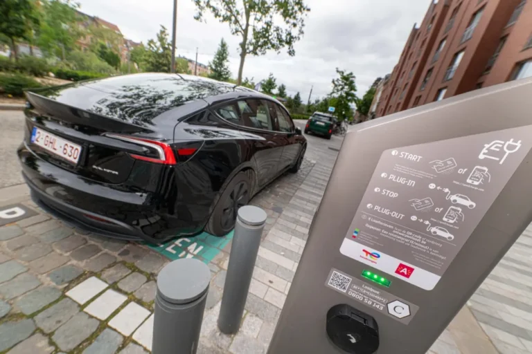 Nem áll készen a Tesla a franciák szerint, hogy autói önmagukat vezessék az európai utakon