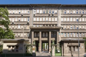Százmilliárdos hitelkártyát örökölt meg a kórházakban a kormány, és félig már üres