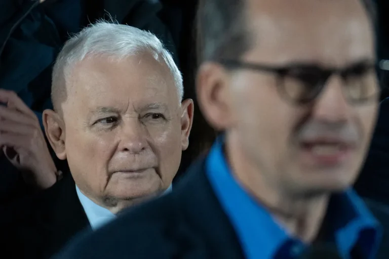 Megpróbált úgy sakkozni a pártján belül, mint korábban Orbán, aztán az arcába robbant az egész