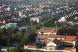Encs polgármestere felszólította a helyieket, ne adják el az ingatlanukat a felszámolt kassai telepről kilakoltatott cigányoknak