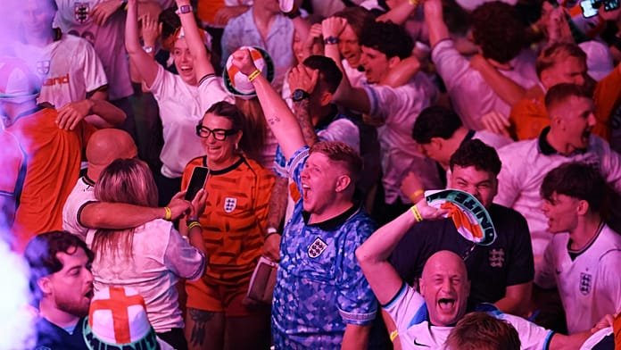 Angol szurkolók öröme a drámai vb-győzelem után