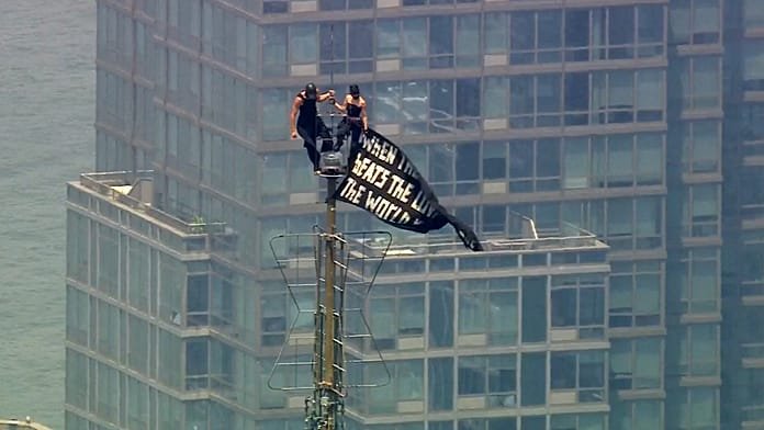 Egy pár felmászott az Empire State Buildingre, eljegyezték egymást, majd letartóztatták őket