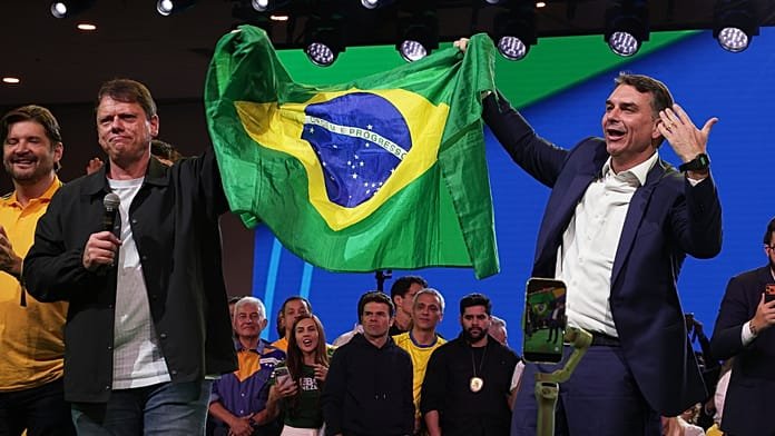 Bolsonaro fia, apja nyomdokaiba lép, és ő lesz a brazil elnök legfőbb kihívója a választáson