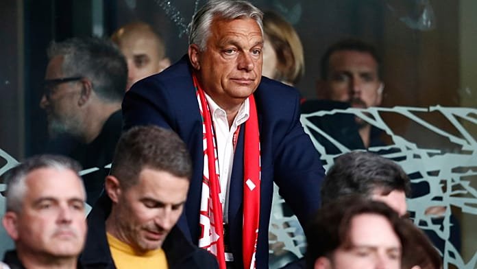 Orbán Viktor az USA-ban néz vb-meccseket, miközben pártja itthon a demokrácia halálával riogat