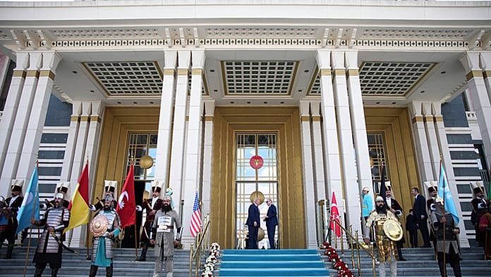 Erdogan ünnepélyesen fogadja a világ vezetőit a NATO-csúcs előtt