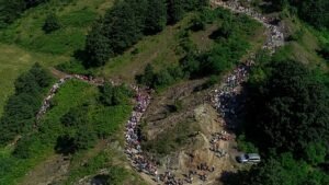 Tízezrek vágnak neki a boszniai békemenetnek a srebrenicai áldozatok emlékére