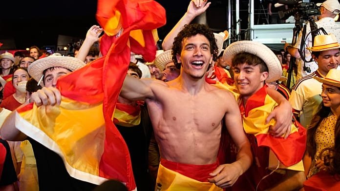 Spanyol szurkolók ünneplik vb-elődöntőbe jutást a belgák legyőzése után