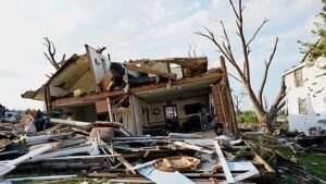 Wisconsinban tornádó rongálja a házakat, törmelék borítja az utcákat