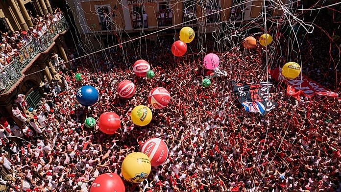 Tűzijáték és ünneplés nyitja a pamplonai San Fermín-fesztivált