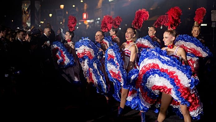 Moulin Rouge táncosai köszöntik a Tour de France záró szakaszát Párizsban