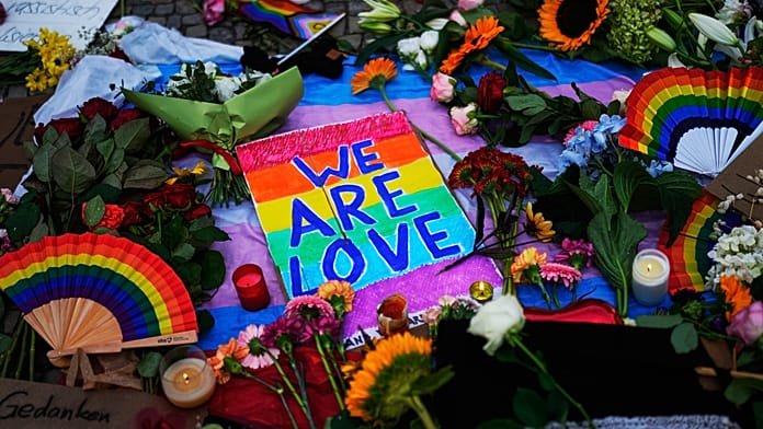 Virágokkal és gyertyákkal emlékeznek a halálos berlini Pride-támadás után