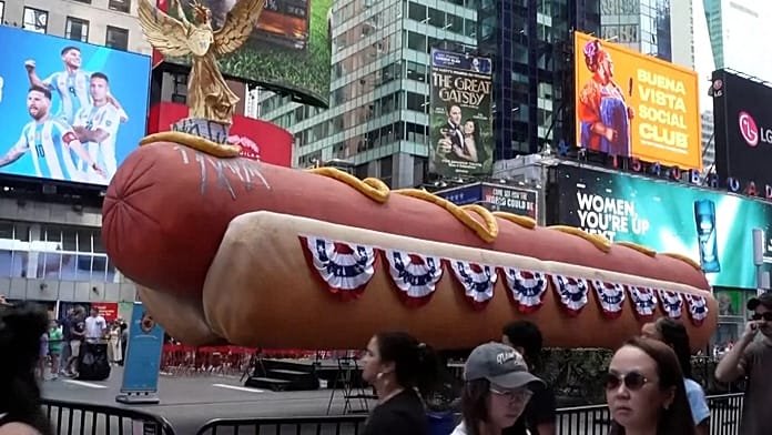 Óriási hot dog-szobor visszatér a New York-i Times Square-re