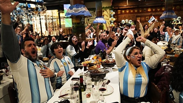 Argentin szurkolók ünnepelnek, Messi csapata vb-elődöntőben