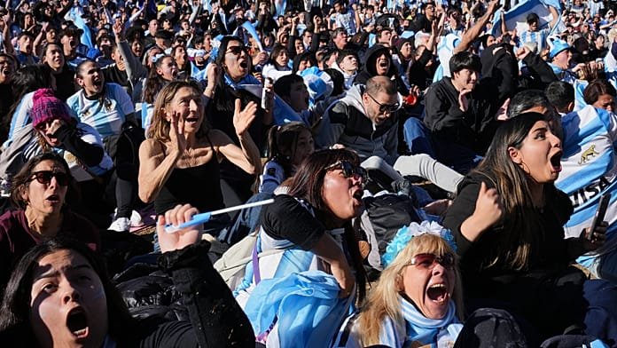 Argentin szurkolók énekelnek és táncolnak a drámai vb-fordítás után Egyiptom ellen