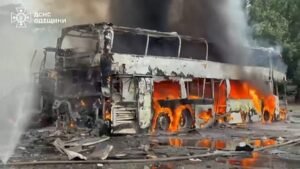 Videó mutatja, ahogy civilek fedezékbe futnak orosz támadáskor Szumi városban