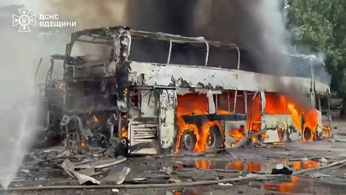 Videó mutatja, ahogy civilek fedezékbe futnak orosz támadáskor Szumi városban